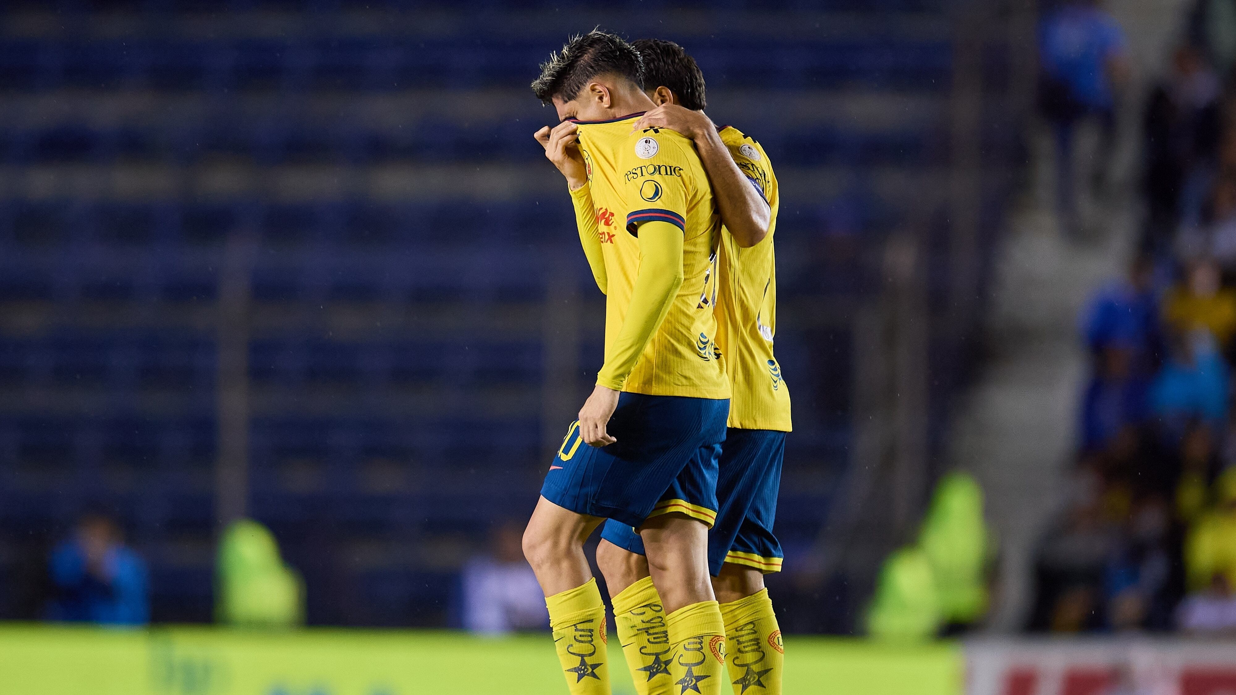 Diego Valdés sufrió una lesión de hombro durante el primer tiempo del Cásico Joven.