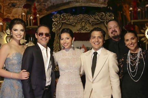 ¿Uno peor que el otro? Los tres vestidos de novia con los que fue captada Ángela Aguilar en su boda