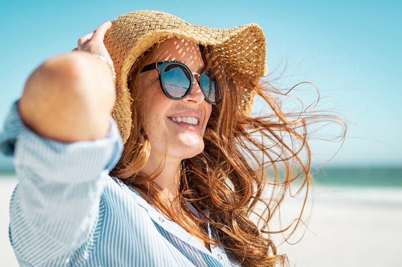 La primavera llegó y las altas temperaturas también, los protagonistas de los días soleados siempre son y serán esos lentes oscuros que le van bien a nuestro estilo. Los oftalmólogos de +Visión nos dicen cómo prevenir daños oculares usando gafas polarizadas.