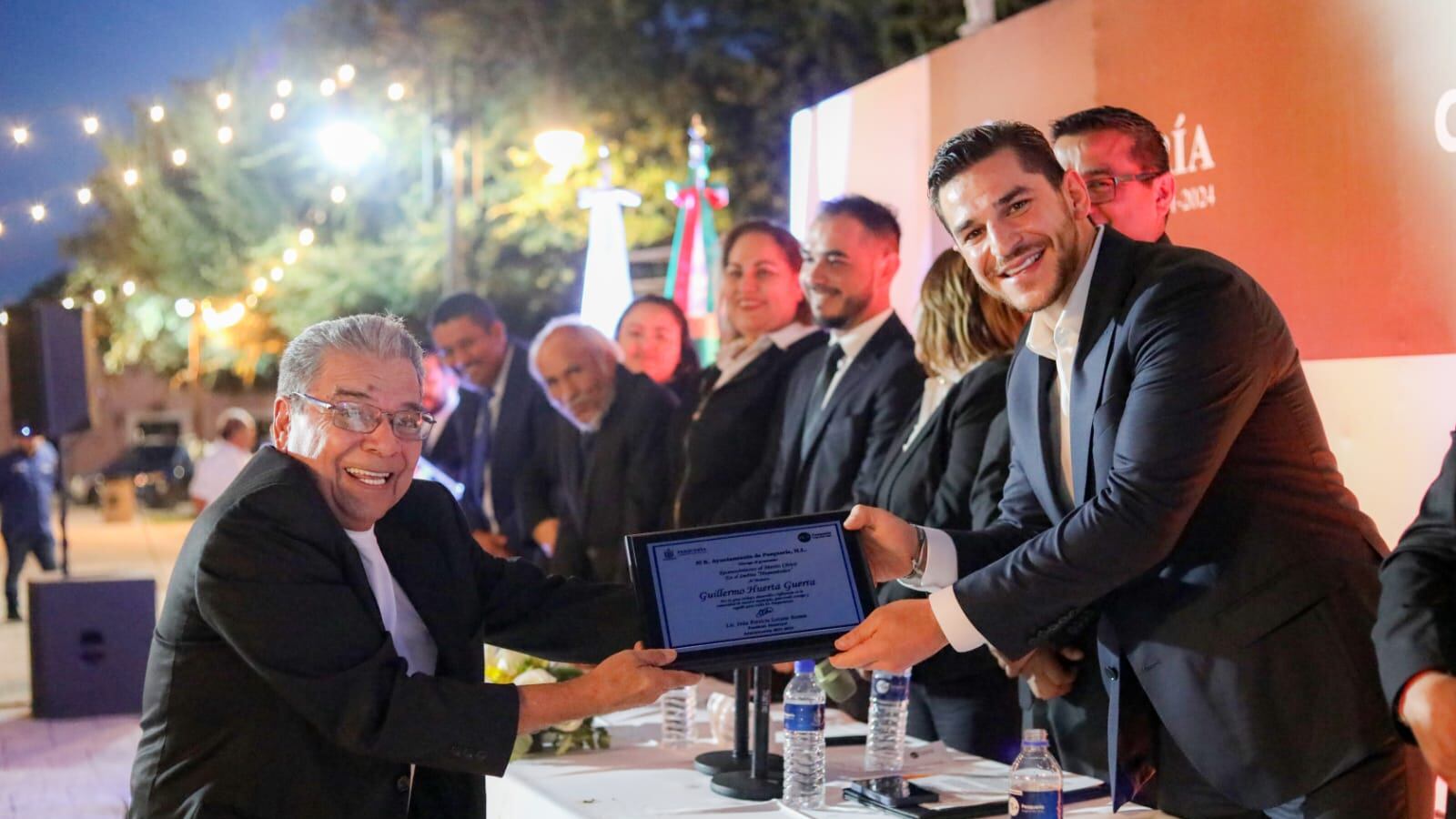 El alcalde Patricio Lozano entregó medallas a ciudadanos por mérito social, educativo y deportivo,