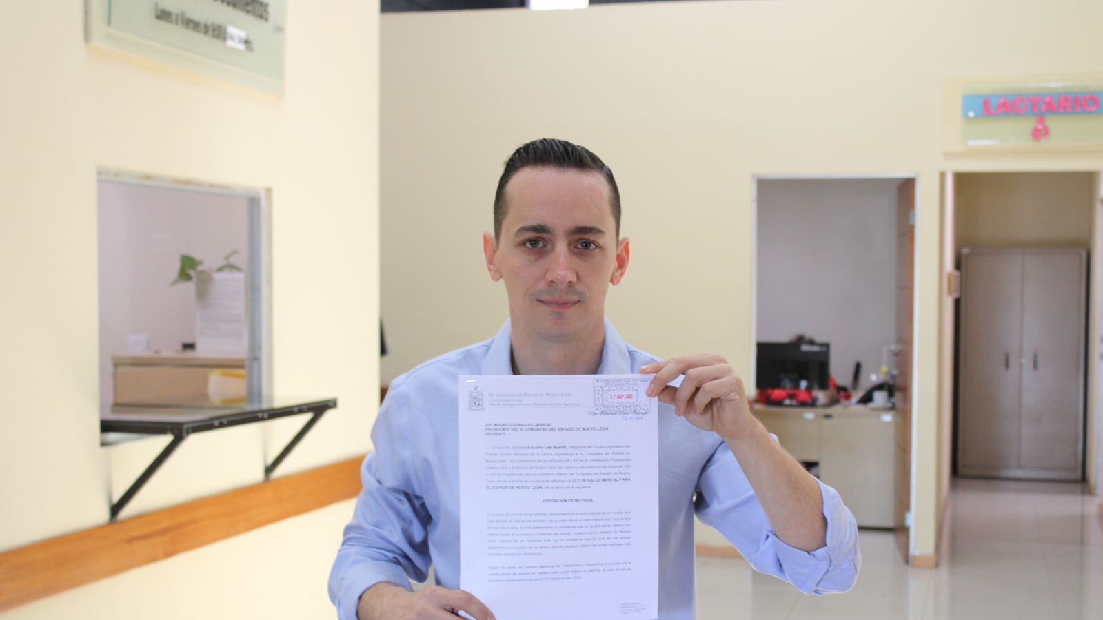 Eduardo Leal Buenfil llevó su propuesta hasta la Oficialía de Partes en el Congres de Nuevo León.
