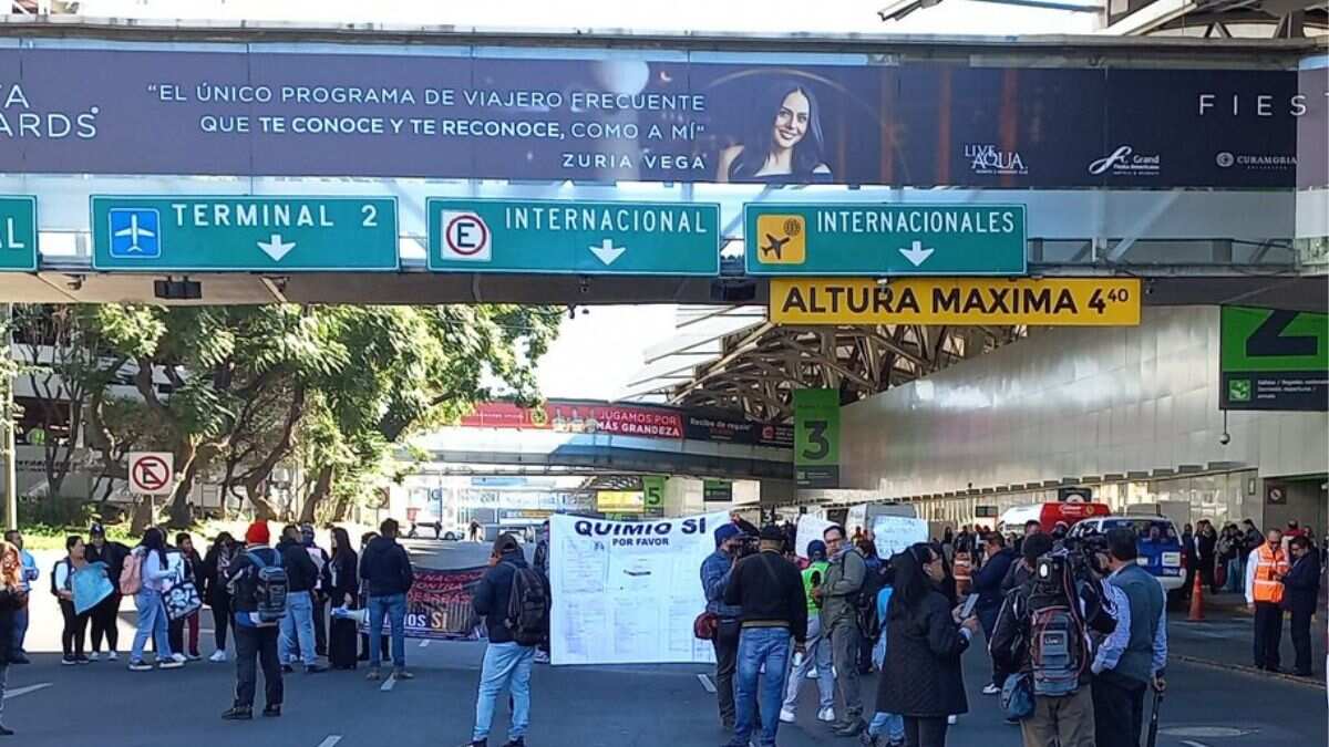 Manifestantes bloquean paso a la Terminal 1 del AICM.