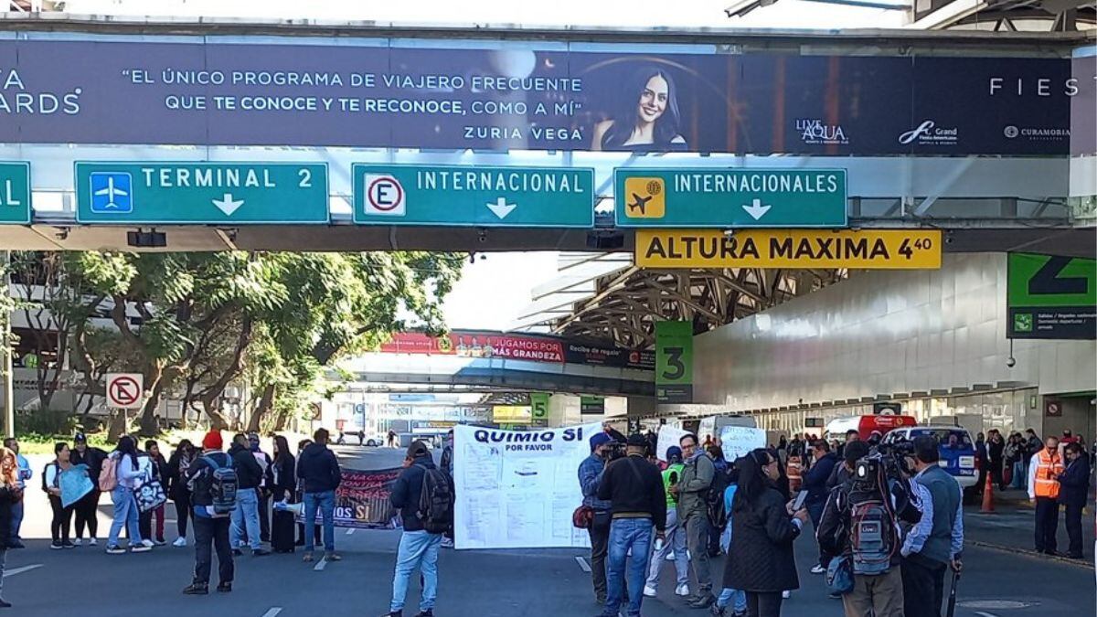 Manifestantes bloquean paso a la Terminal 1 del AICM.