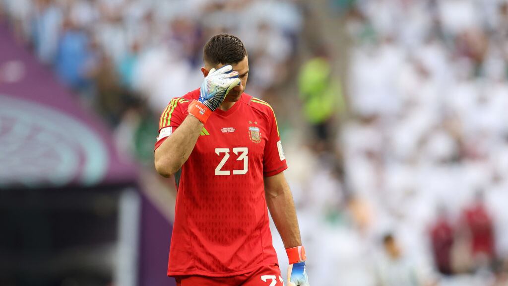 Emiliano Martínez no jugó en la derrota del Aston Villa frente al Liverpool