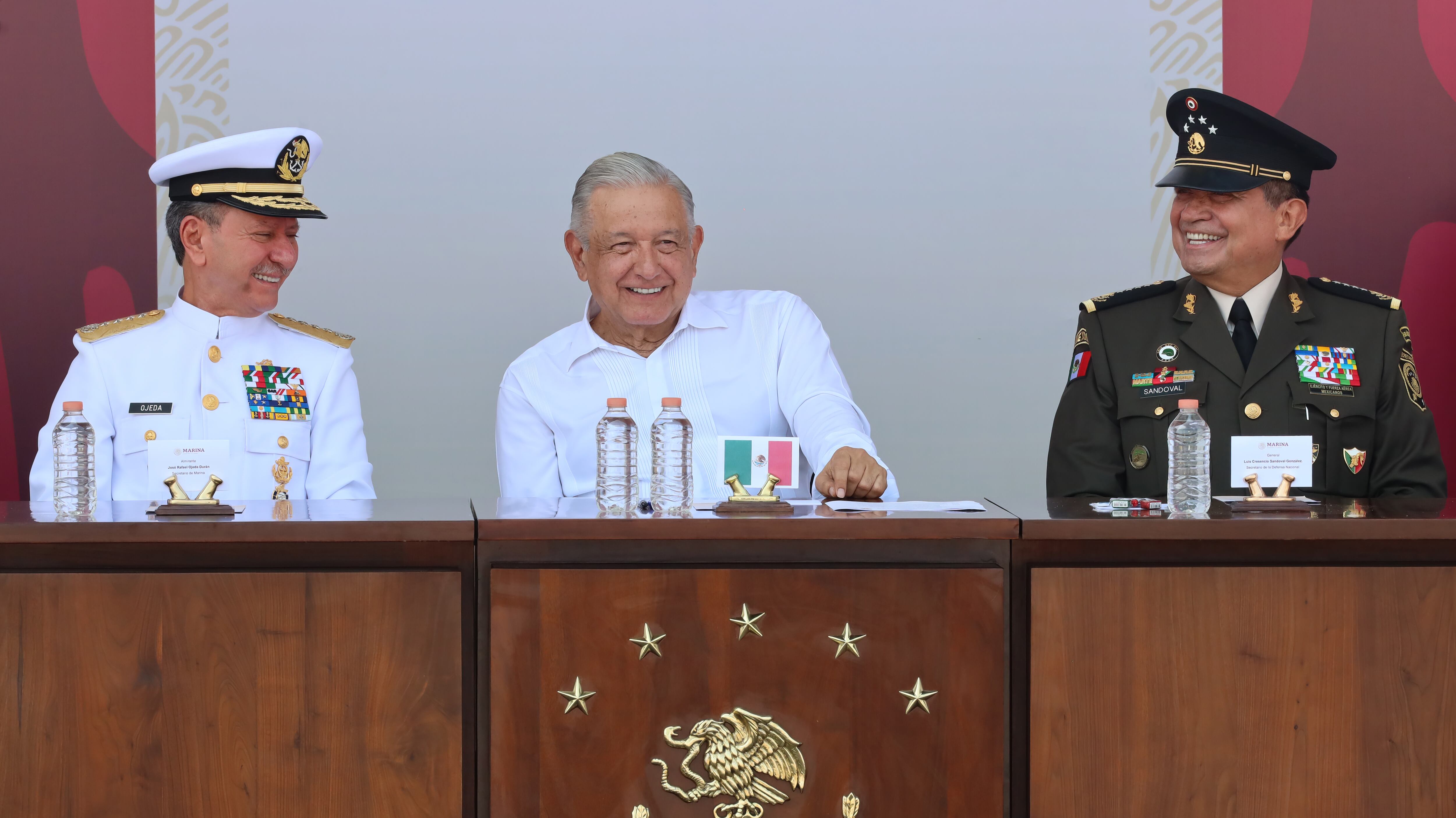 Veracruz, Veracruz, México, 21 de abril de 2023.
Andrés Manuel López Obrador, presidente Constitucional de los Estados Unidos Mexicanos preside 109 Aniversario de la Defensa Patriótica del Puerto de Veracruz en la Macroplaza del Malecón del Puerto de Veracruz. Lo acompañan Alejandro Encinas Rodríguez, subsecretario de Derechos Humanos, Población y Migración y presidente de la Comisión para el Acceso a la Verdad, el Esclarecimiento Histórico y el Impulso a la Justicia de las violaciones graves a los derechos humanos cometidas de 1965 a 1990; Leticia Ramírez Amaya; secretaria de Educación Pública; Rogelio Ramírez de la O, secretario de Hacienda y Crédito Público; Cuitláhuac García Jiménez, gobernador Constitucional del Estado de Veracruz; José Rafael Ojeda, secretario de Marina; Luis Cresencio Sandoval González, secretario de la Defensa Nacional; Alejandro Armenta Mier, presidente de la Mesa Directiva de la Cámara de Senadores y Rosa Icela Rodríguez Velázquez, secretaria de Seguridad y Protección Ciudadana.
Foto: Presidencia