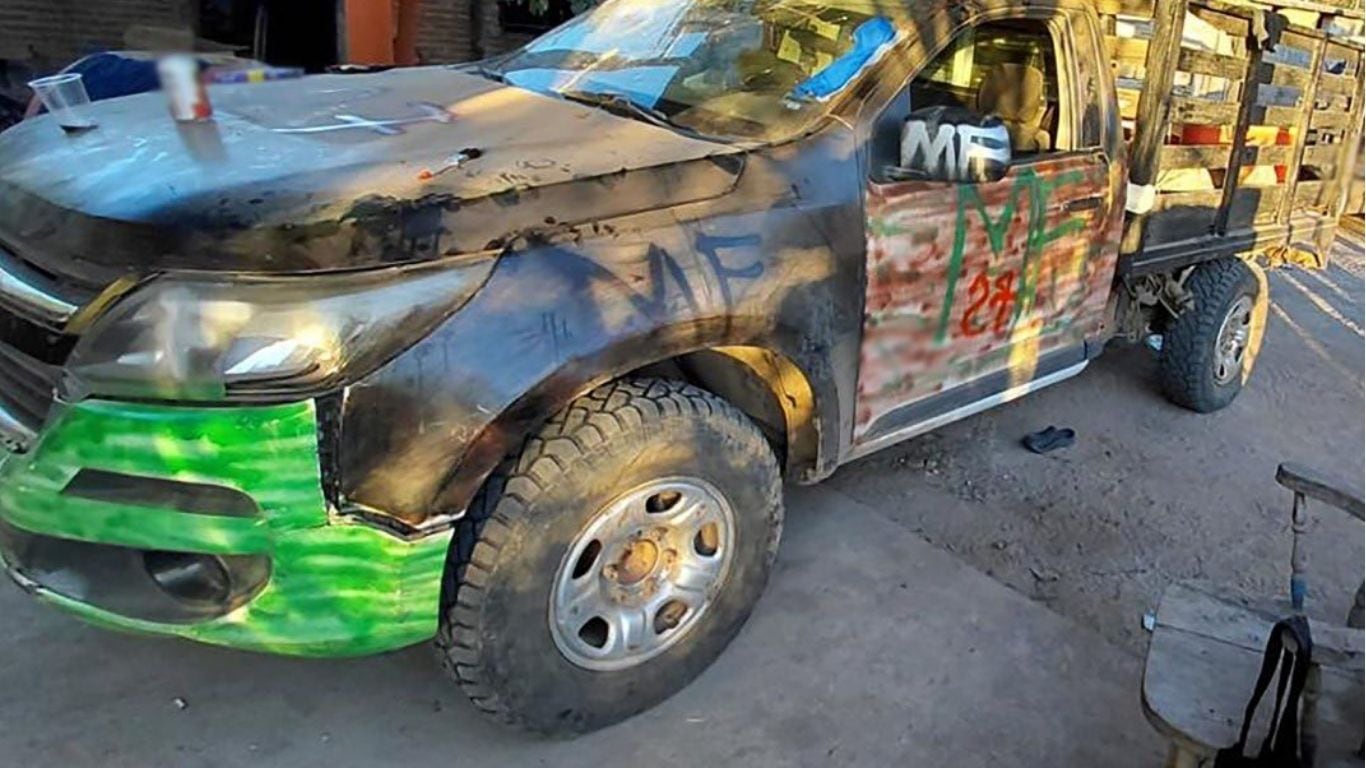 Camioneta con la leyenda “MF”