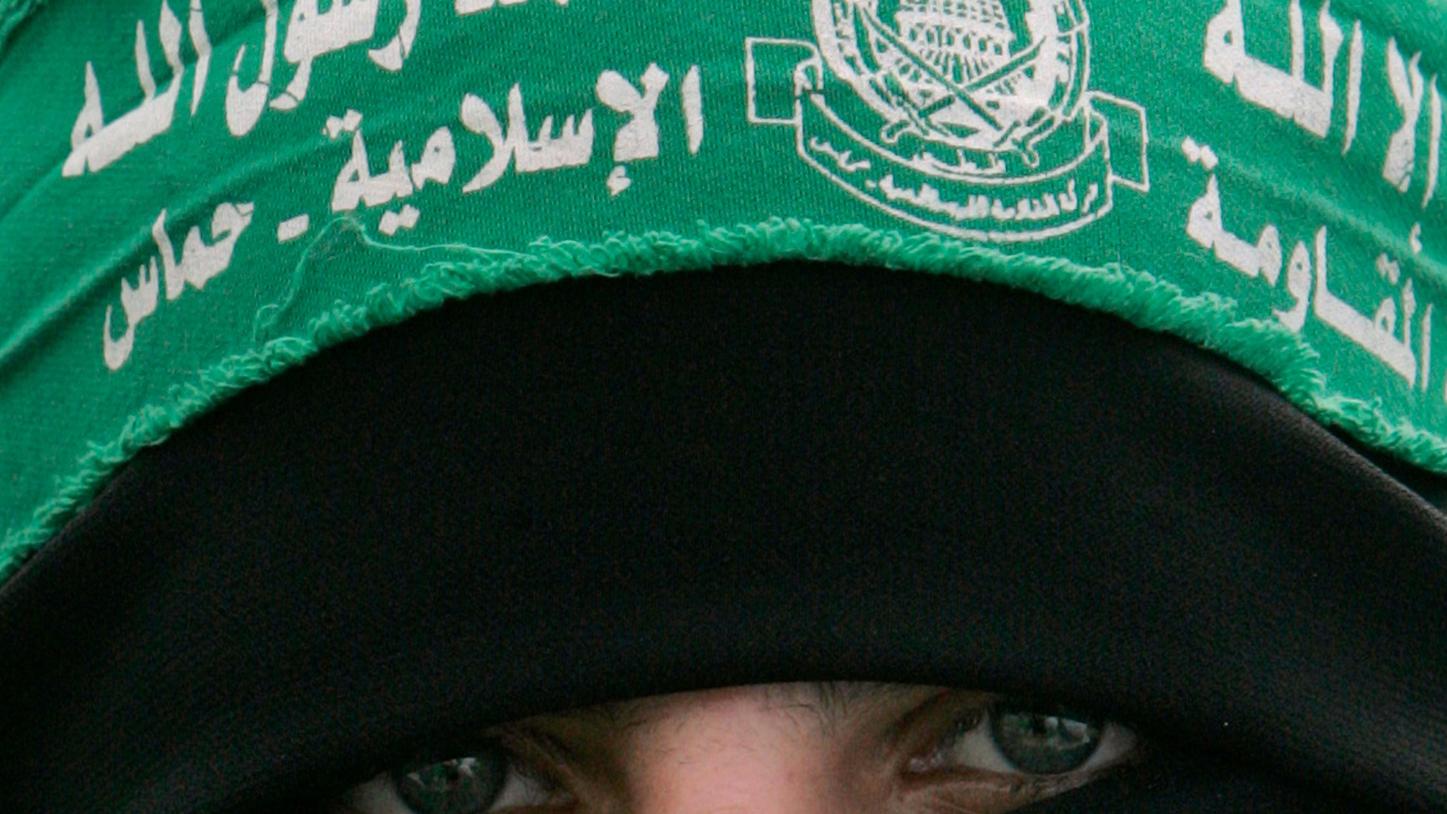 ARCHIVO - Un partidario palestino de Hamas asiste a una protesta contra los ataques de Israel a la Franja de Gaza, en la ciudad de Gaza, el 3 de marzo de 2008. En las tres décadas y media desde que comenzó como un grupo militante clandestino, Hamas ha seguido una estrategia consistentemente violenta. destinado a hacer retroceder el dominio israelí. A pesar de causar un enorme sufrimiento a ambos lados del conflicto, ha logrado avances constantes. Pero su sorprendente incursión en Israel durante el fin de semana marca su táctica más mortífera hasta el momento, y la respuesta ya sin precedentes de Israel amenaza con poner fin a su gobierno de 16 años sobre la Franja de Gaza. (Foto AP/Khalil Hamra, archivo)