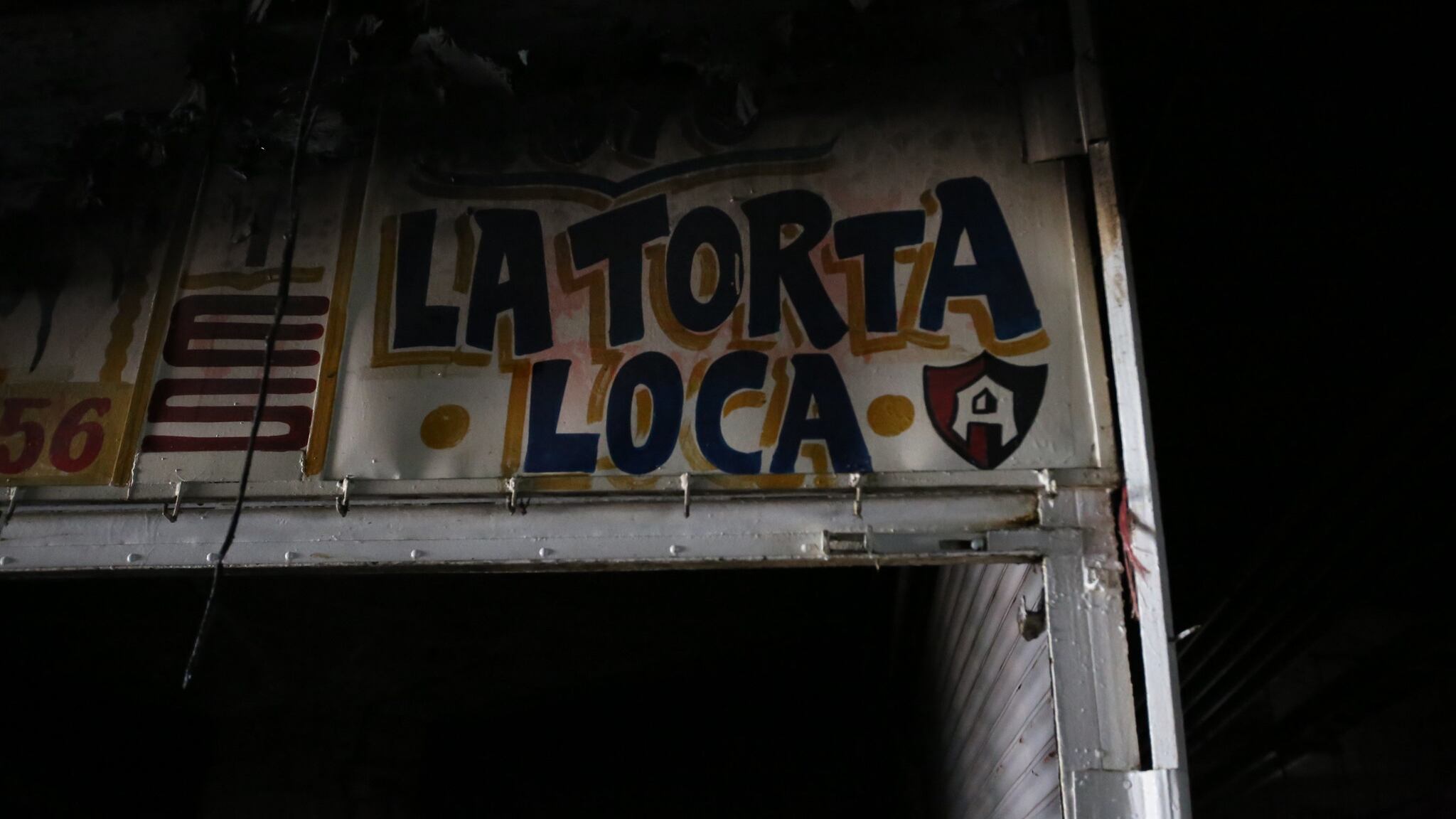 El incendio destruyó los cinco locales donde operaba el negocio de las Tortas Locas, uno de los más famosos de San Juan de Dios.