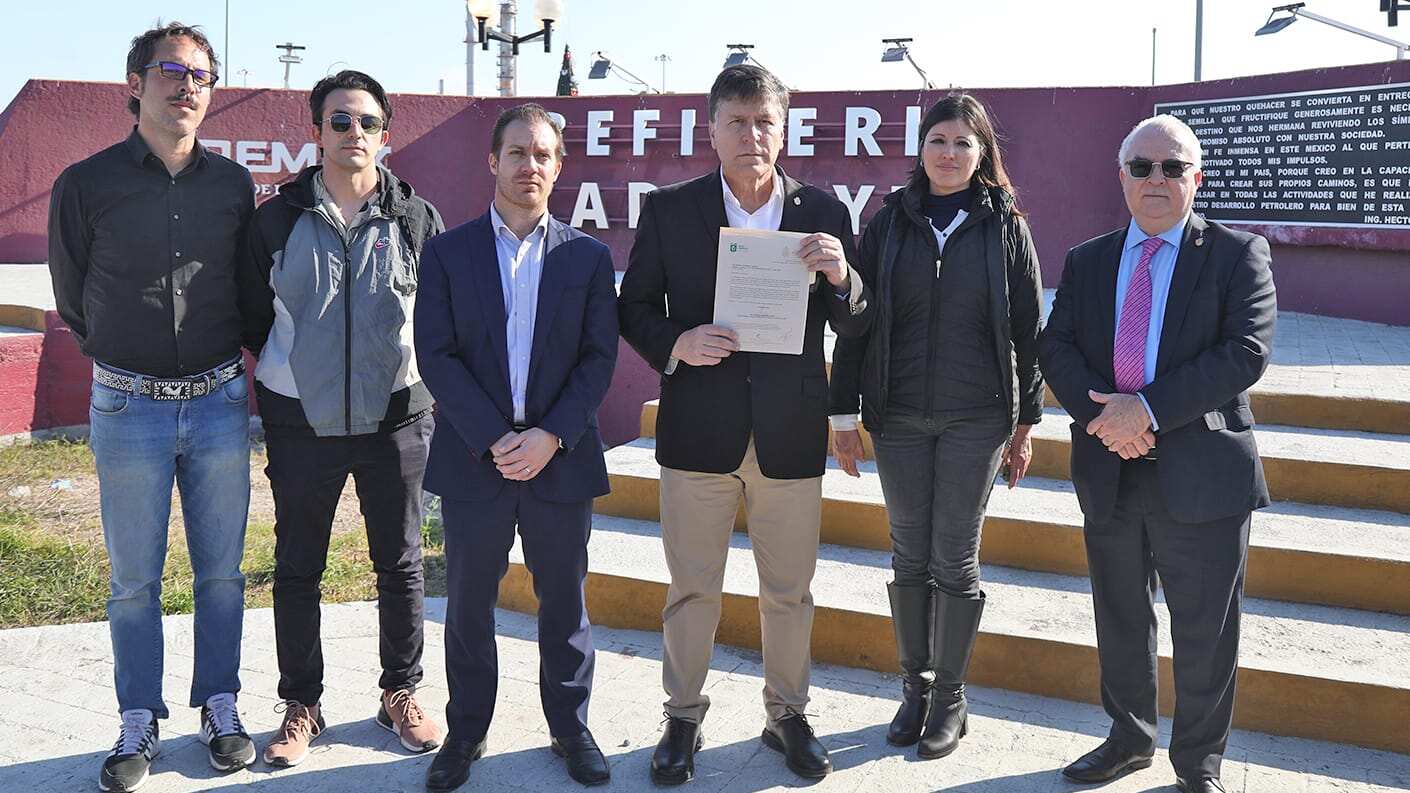 Autoridades estatales y ciudadanos se presentaron en las instalaciones de la Refinería para entregar un documento.