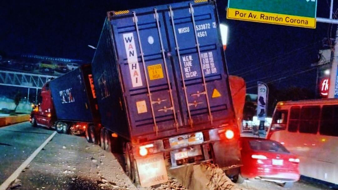 Se señala que el operador de la máquina no supo que ruta tomar y por ello terminó trepándose a la cola de caimán.