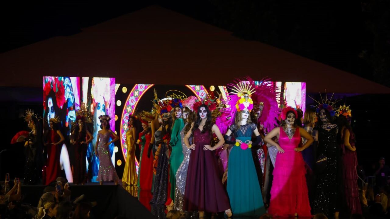 Cada una de las representantes de los municipios de Nuevo León caminaron por la pasarela para mostrar sus elegantes y llamativos atuendos.