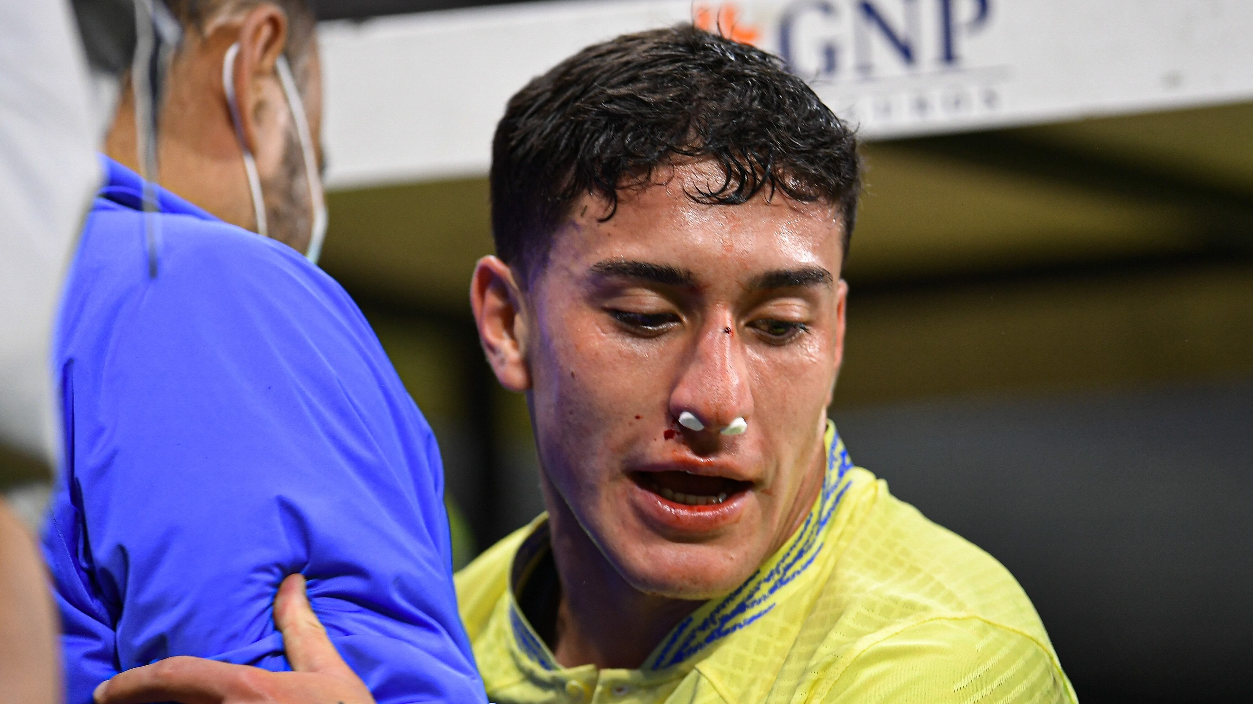 Alejandro Zendejas no pudo terminar el encuentro ante Monterrey