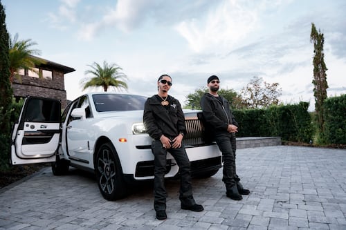 Austin Santos Jr. comienza carrera musical de la mano de su papá, Arcángel, con ‘Gohan y Goku’