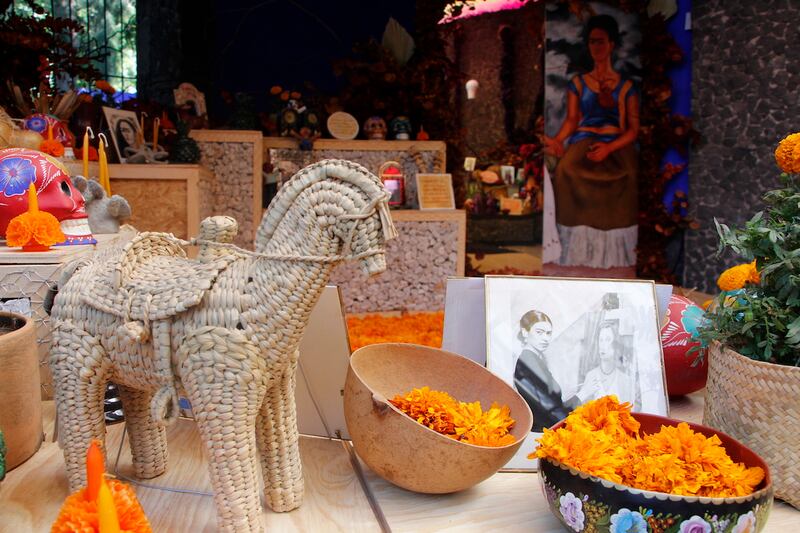 La Casa Azul de Frida Kahlo celebra la amistad de ella y Juan O'Gorman con un altar de Día de Muertos