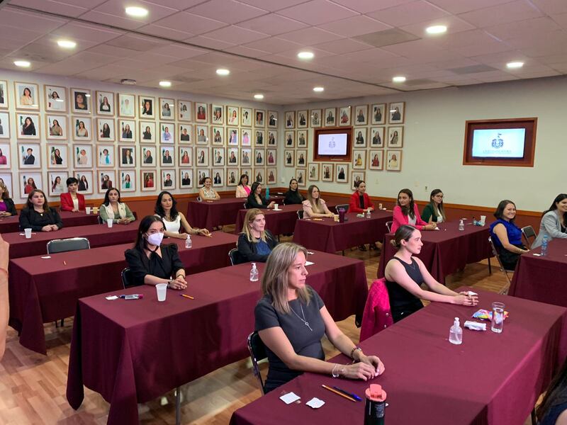 Las candidatas tuvieron que pasar por un examen escrito, uno oral y debieron presentar un ensayo.