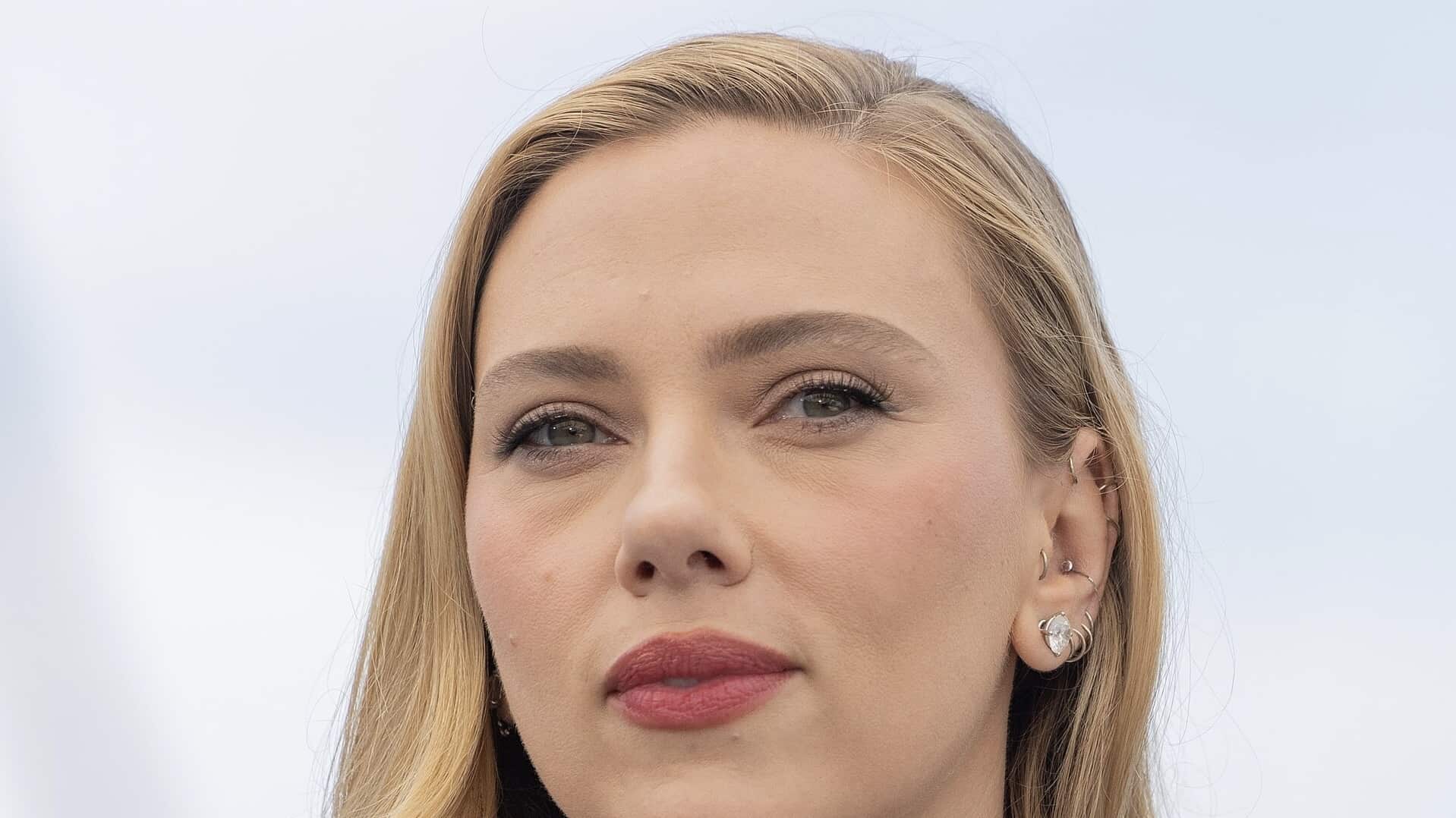 La actriz es conocida por sus actuaciones nominadas al Óscar en ‘Marriage Story’ y ‘JoJo Rabbit’, y por su papel recurrente como la Viuda Negra de Marvel. Foto: Wikipedia.