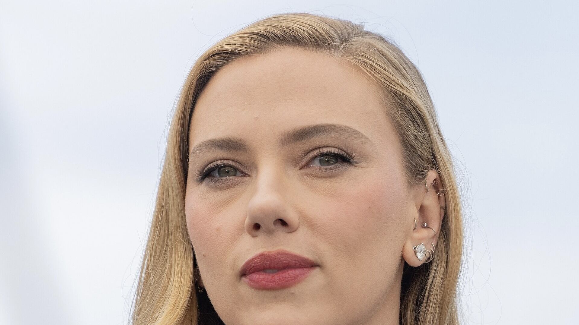 La actriz es conocida por sus actuaciones nominadas al Óscar en ‘Marriage Story’ y ‘JoJo Rabbit’, y por su papel recurrente como la Viuda Negra de Marvel. Foto: Wikipedia.