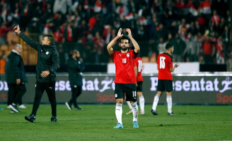 Mohamed Salah aplaude a la afición egipcia que asistió al partido contra Senegal por un boleto a la Copa del Mundo
