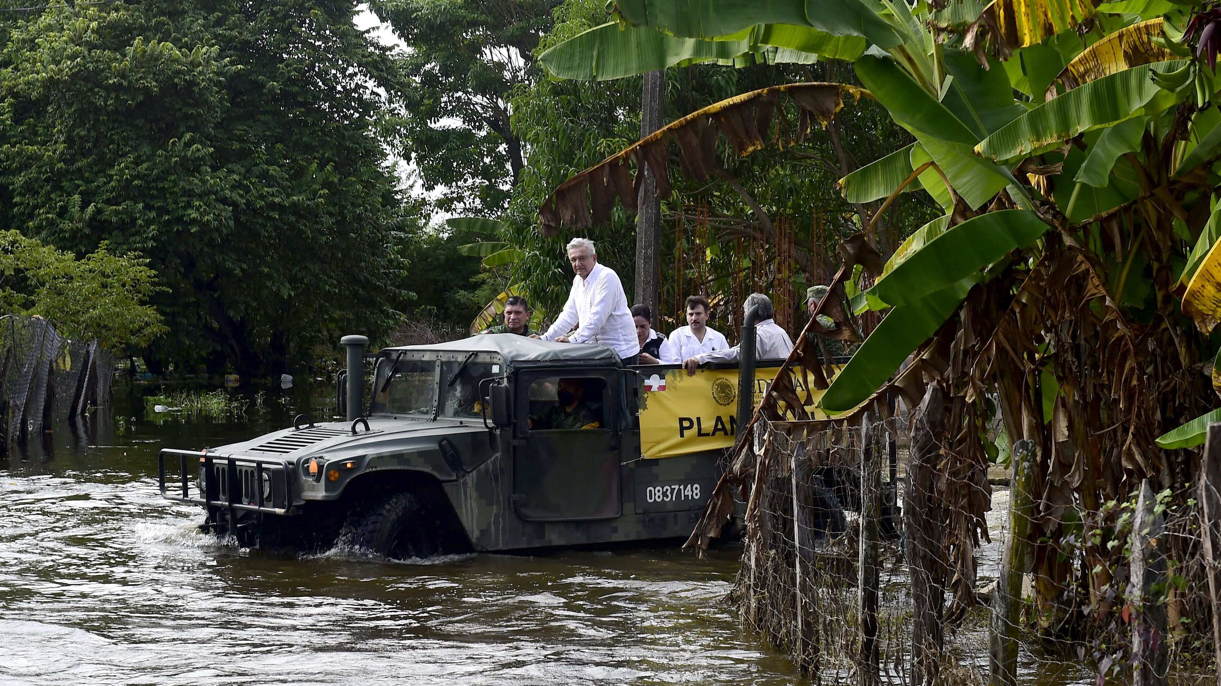 Andrés Manuel López Obrador durante un recorrido tras la inundación en Tabasco en 2020.