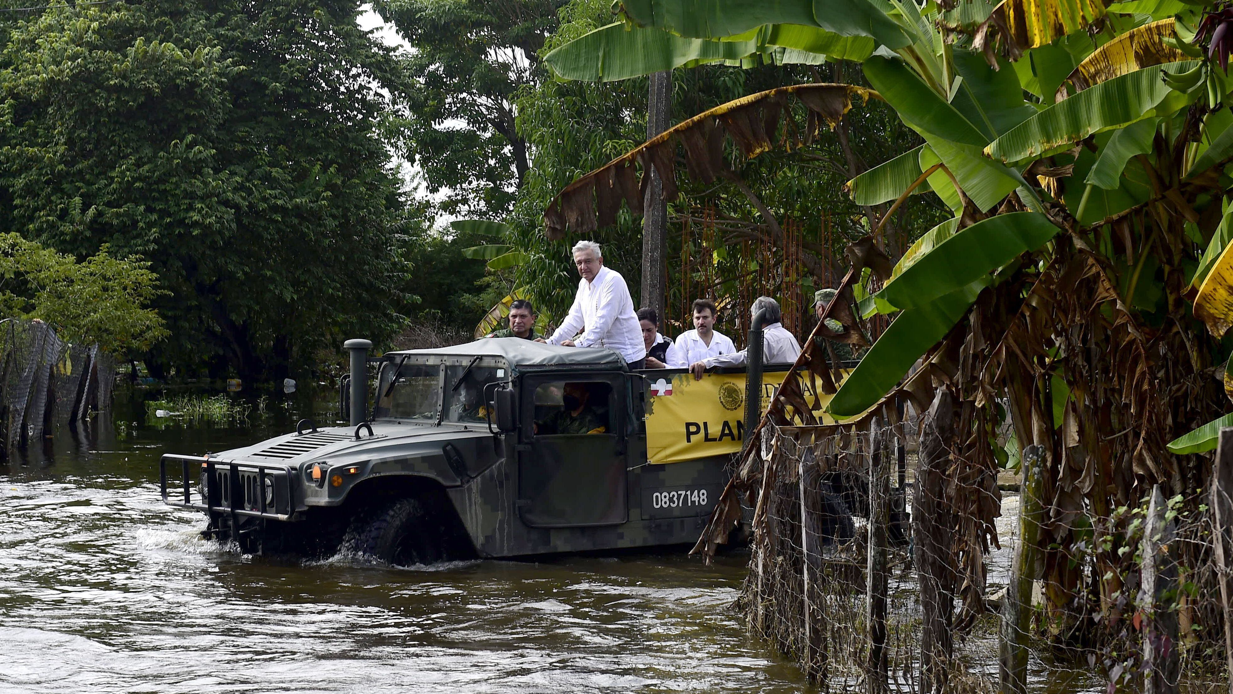 Andrés Manuel López Obrador durante un recorrido tras la inundación en Tabasco en 2020.