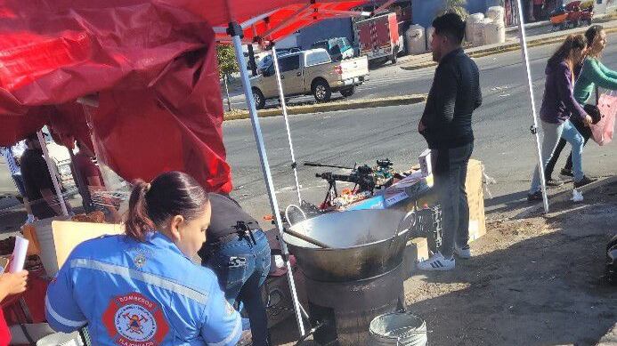 Con el objetivo de asegurar que tanto los comerciantes como los visitantes del Tianguis Navideño de Tlajomulco puedan disfrutar de las actividades comerciales y gastronómicas con total seguridad, el Gobierno Municipal ha implementado un riguroso operativo de supervisión y vigilancia interinstitucional.