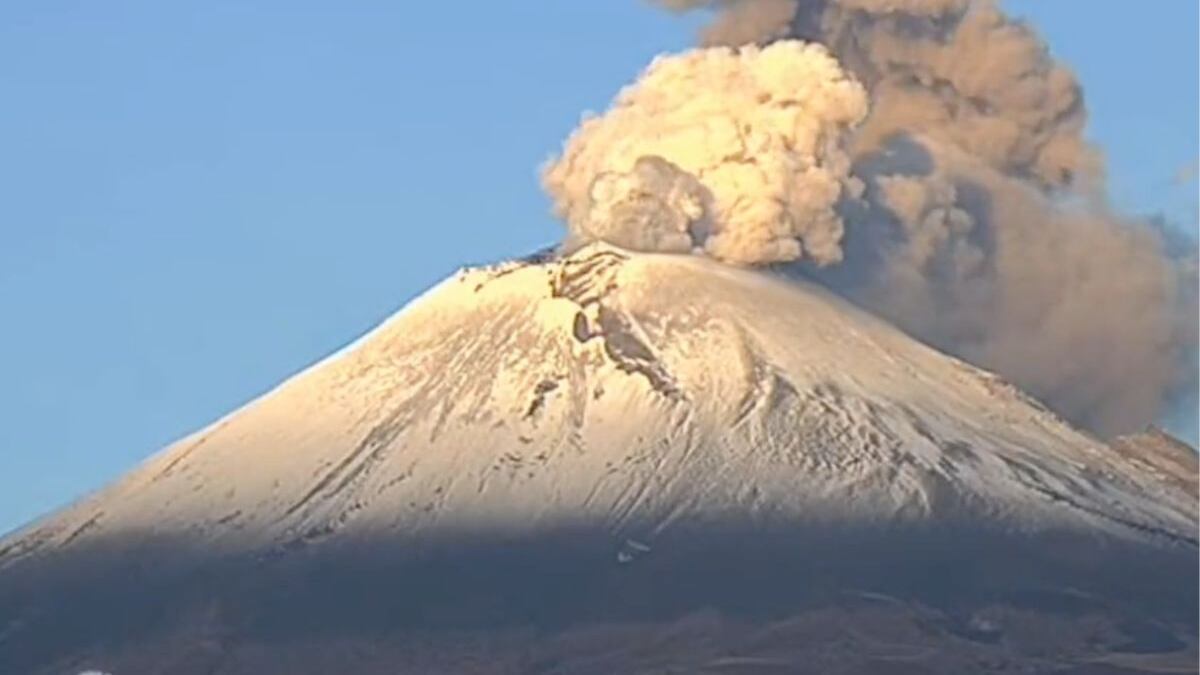 Explosión del volcán Popocatépetl podría provocar caída de ceniza en CDMX.