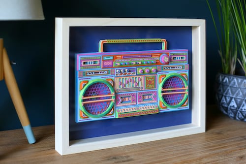 Artistas reinventan la nostalgia sonora con esculturas de papel
