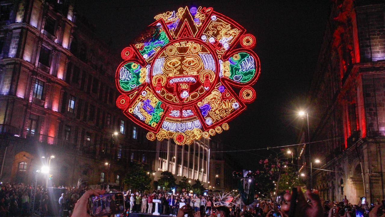 Martí Batres enciende decorativo monumental por fiestas patrias