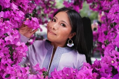 Yalitza Aparicio sorprende con video “cantando” sentada en su jardín con mini vestido rosa