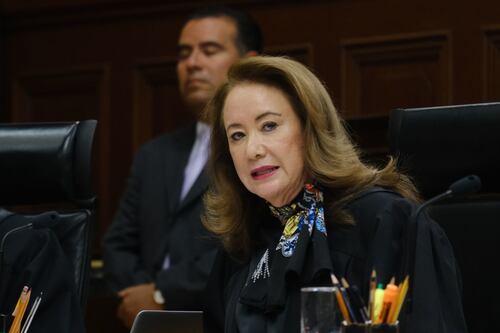 Frenan amparo de Yasmín Esquivel por plagio de tesis tras quejas de la UNAM