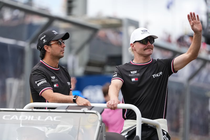 Checo Pérez chocó en Valtteri Bottas en China.