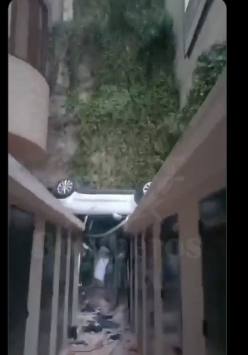 Vehiculo cae 10 metros