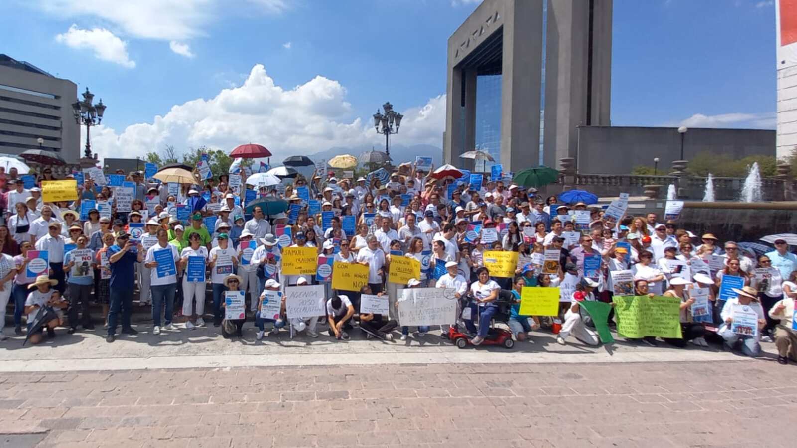Desde las 08:00 horas y hasta después del mediodía los padre de familia estuvieron en la Explanada.
