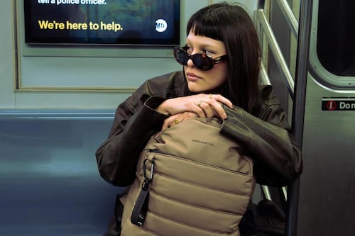 Modela las mochilas y bolsas que marcan tendencia, funcionalidad y estilo para el día a día