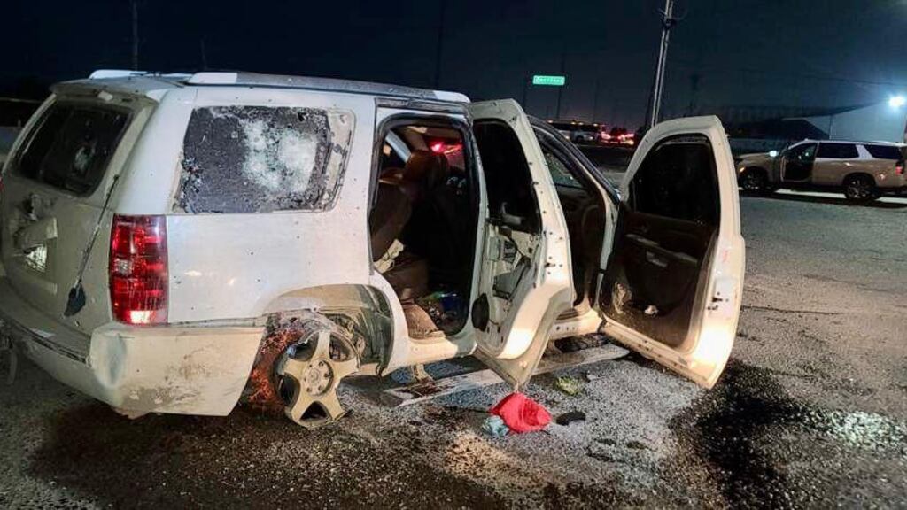 La unidad modelo Yukon fue asegurada y en su interior se encontraron cargadores, cartuchos hábiles y radiofrecuencias.