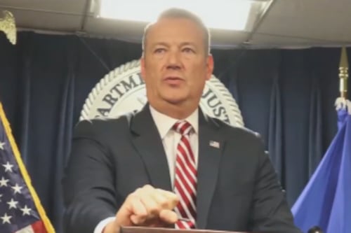 Sacudida en el ICE: Todd Lyons renuncia a la polémica agencia de inmigración