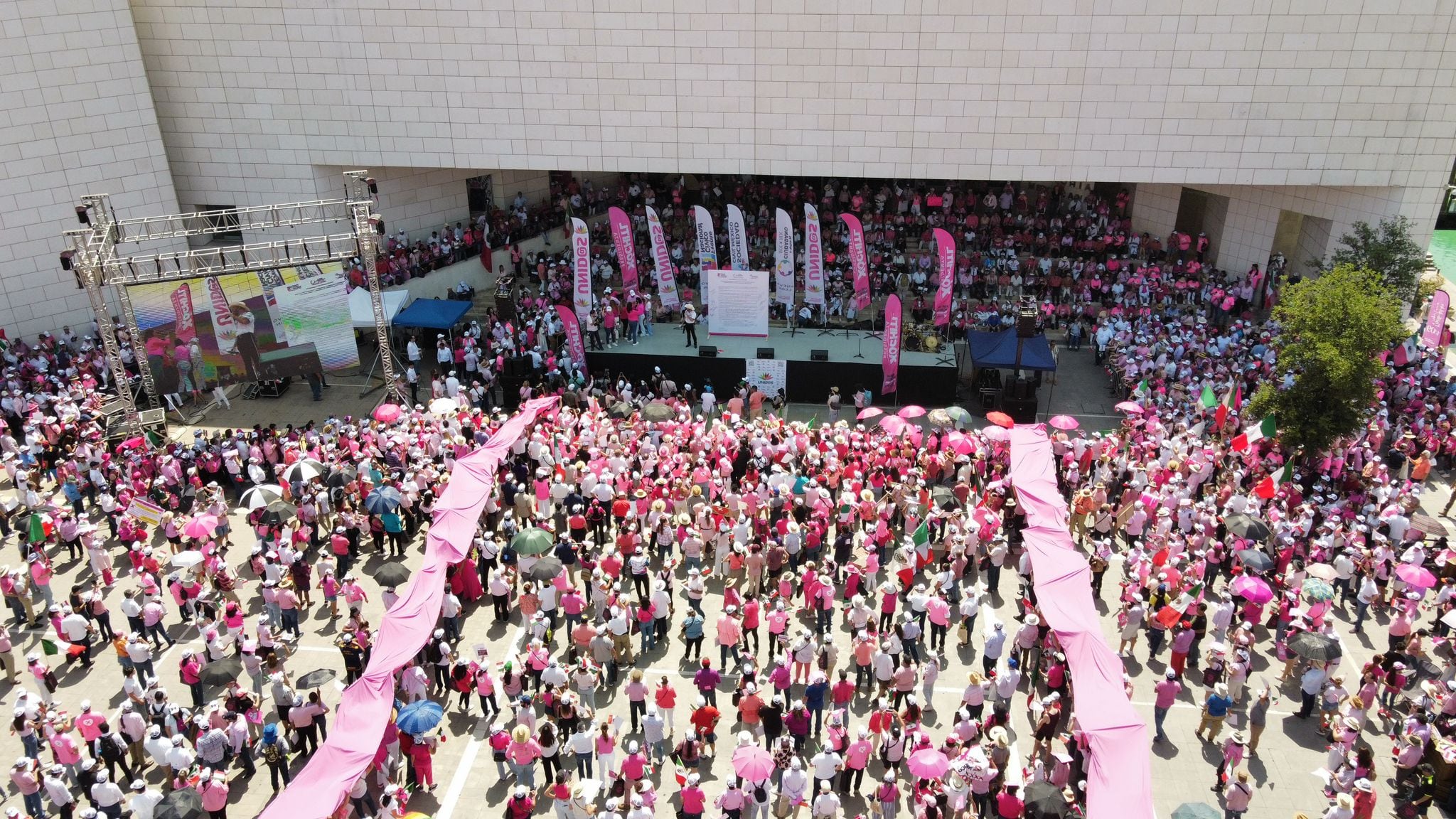 La Explanada del Museo de Historia Mexicana y áreas aledañas se vieron atiborradas de personas.