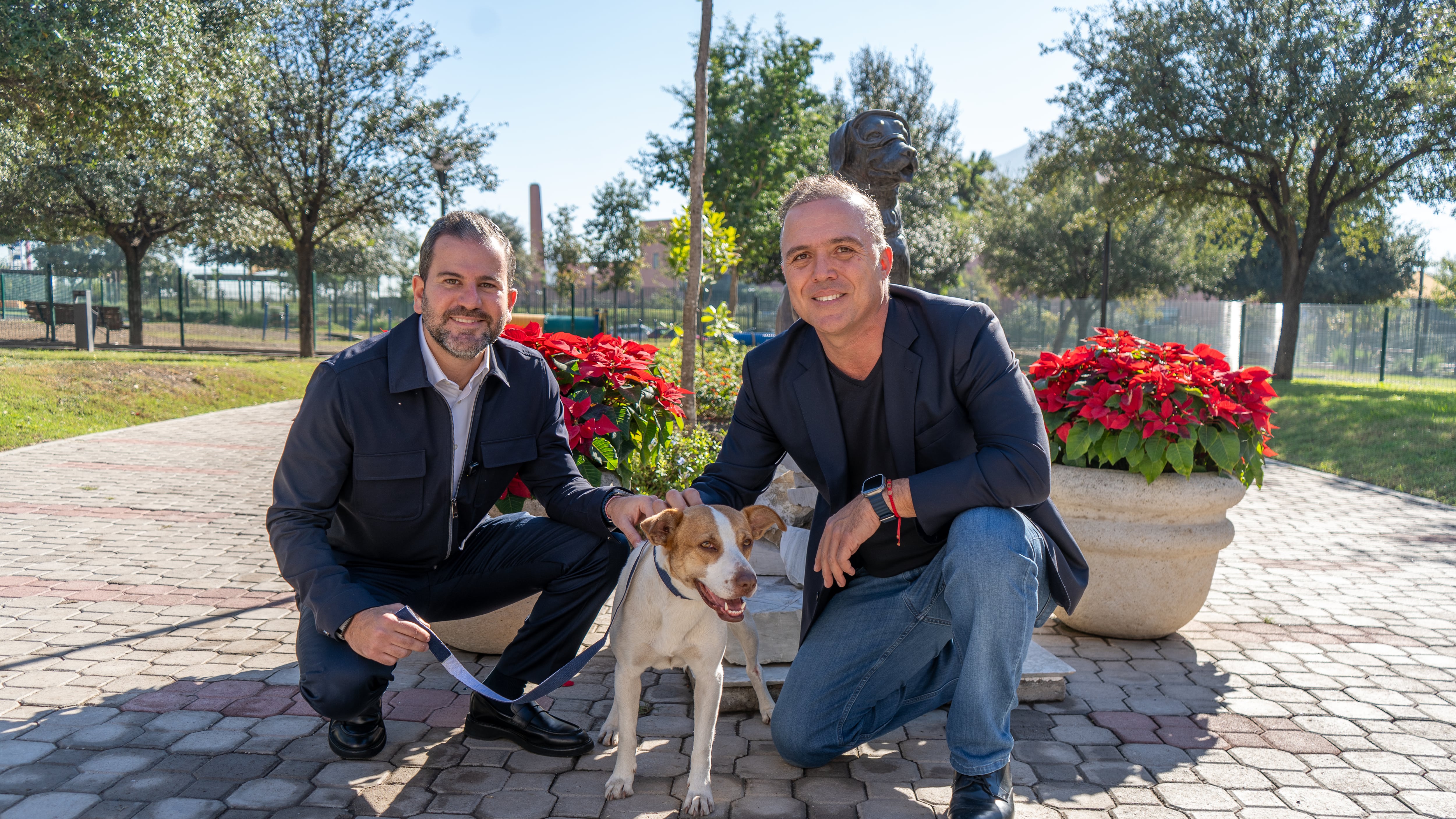 Raúl Lozano Caballero, titular de Medio Ambiente y Bernardo Bichara, director de Parque Fundidora, junto a la perrita maratonista.