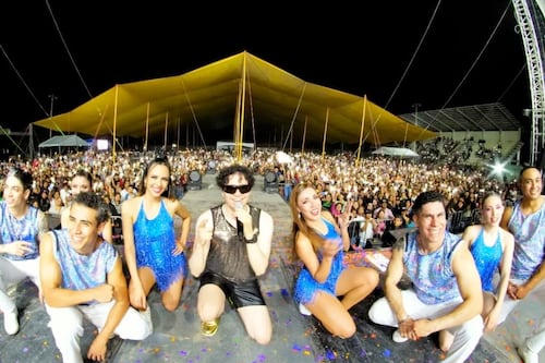 Raymix denuncia humillante robo en su camerino: ¡Se llevaron hasta sus tenis de 500 pesos!