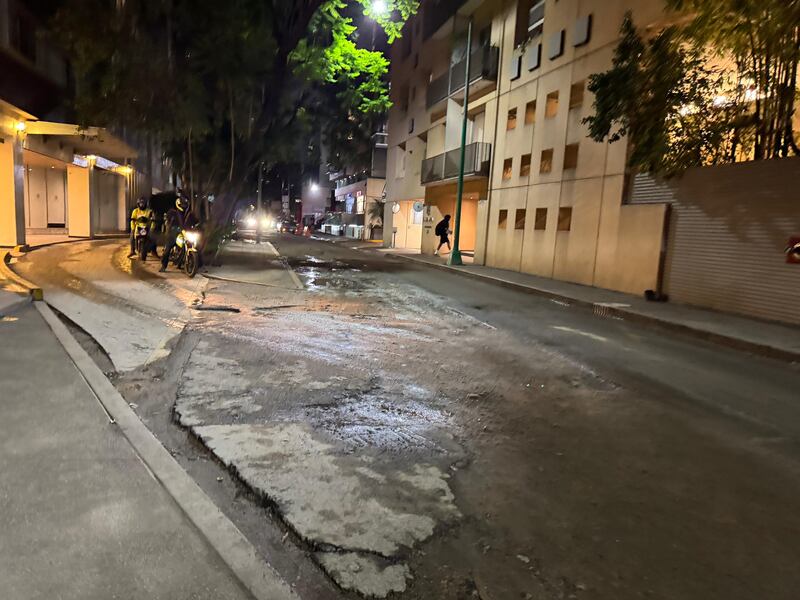 Enormes baches convierten calles de Polanco en una 'zona de guerra'