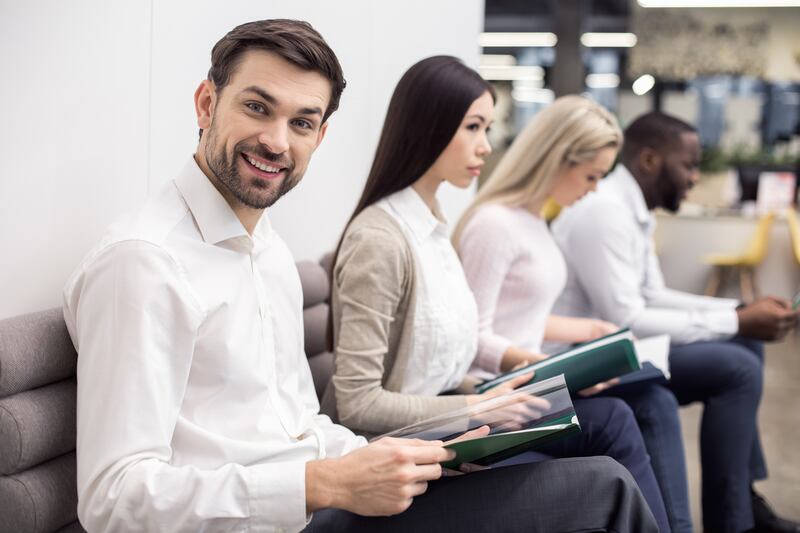 Tanto si eres un profesional consolidado como un recién egresado, todos necesitan actualizarse en términos de estudio y aprendizaje para conseguir mejores oportunidades de empleo