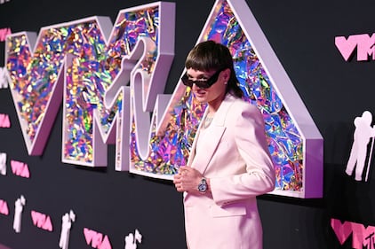 Grandes personalidades desfilan por la Alfombra Rosa de los MTV VMAs.