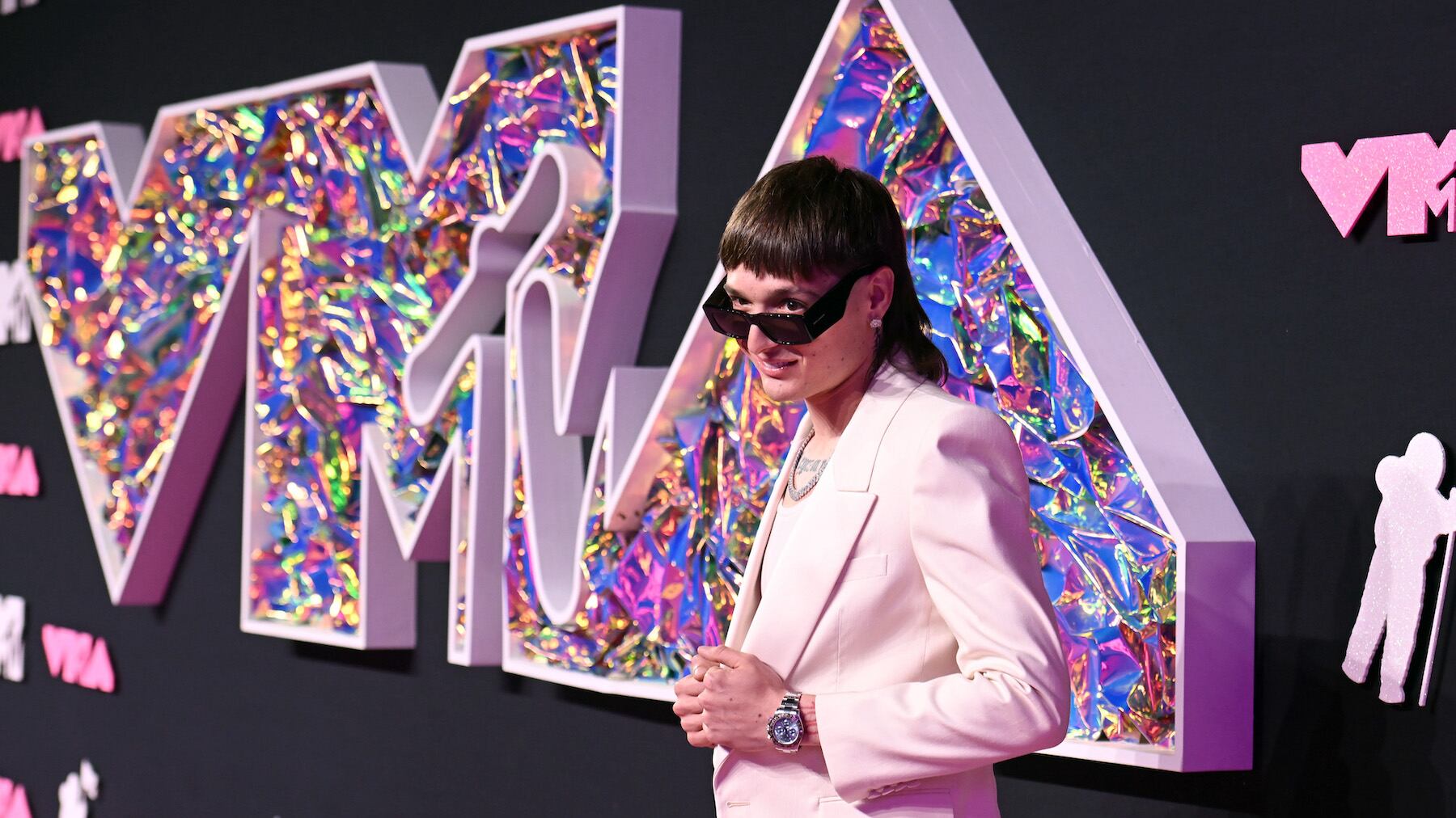 Grandes personalidades desfilan por la Alfombra Rosa de los MTV VMAs.