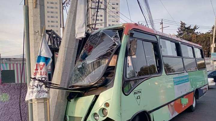 El autobús se quedó sin frenos mientras circulaba. (Especial)