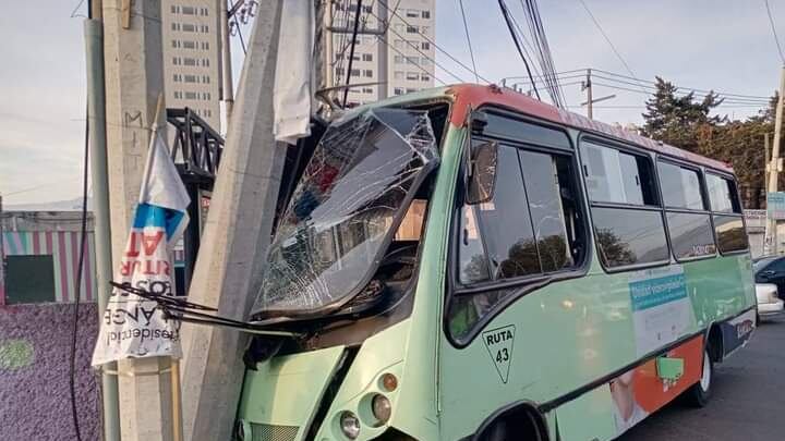 El autobús se quedó sin frenos mientras circulaba. (Especial)