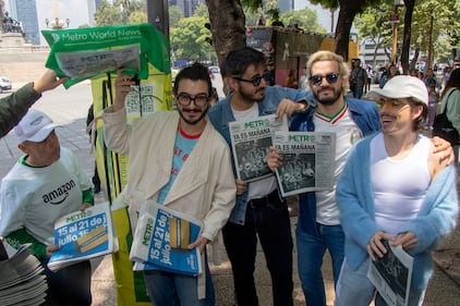 Morat reparte Publimetro en calles de CDMX