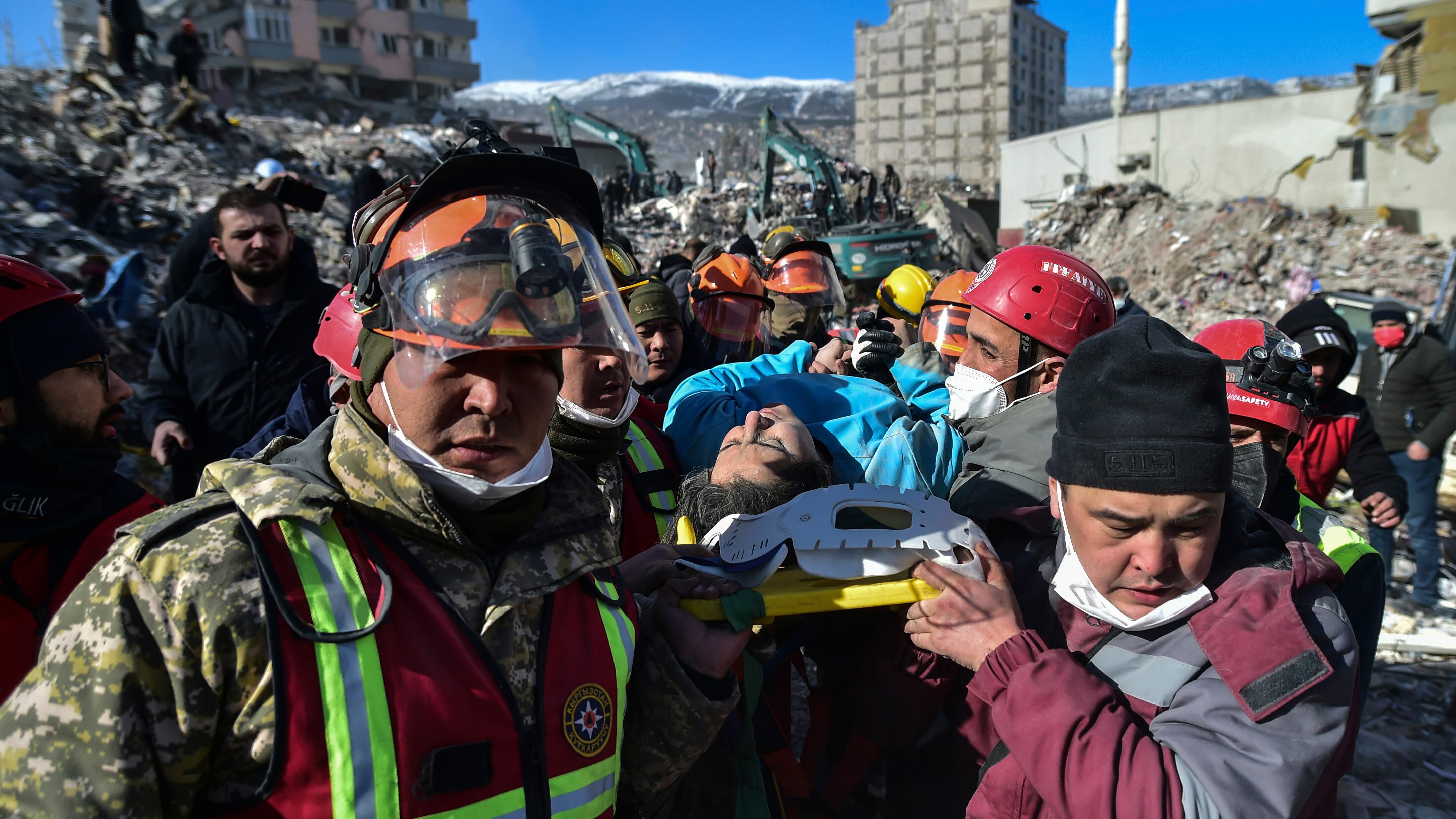 Turquía: Rescatan con vida a adolescente que sobrevivió más de 250 horas bajo los escombros