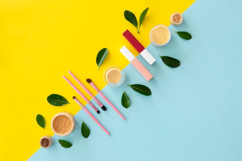 Aprende cómo reciclar correctamente tus envases de belleza, qué materiales son aprovechables y dónde llevarlos para darles una segunda vida