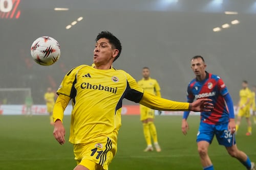 Edson Álvarez protagonista en amargo empate ante el Viktoria Plzeň en la Europa League