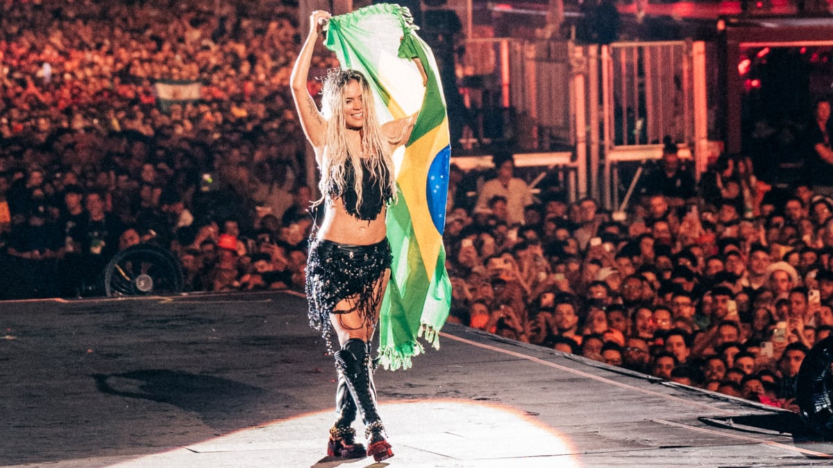 No Palco Mundo, do Rock in Rio 2024, Karol G canta para uma multidão de pessoas